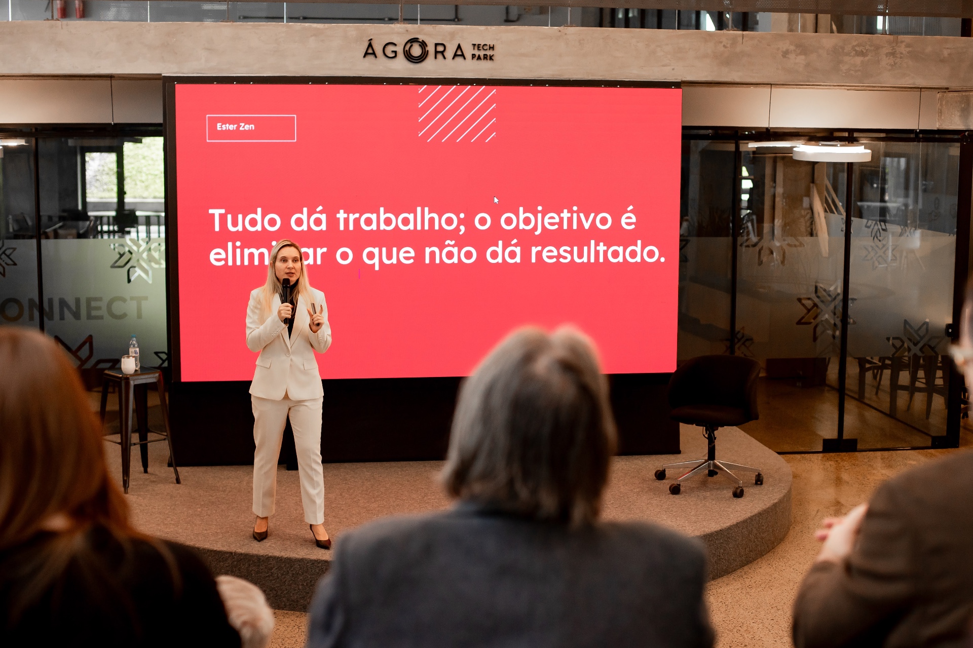 Ester Zen em palestra